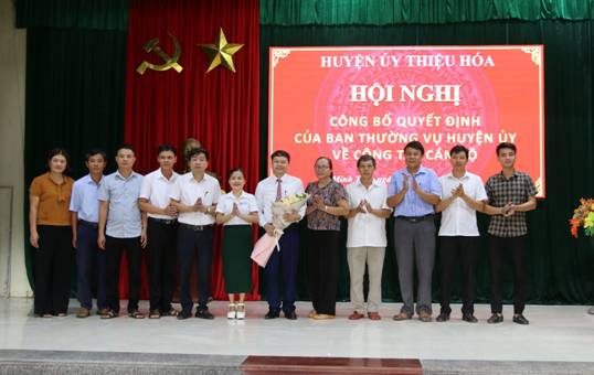 Ban Chấp hành Đảng bộ xã Minh Tâm tặng hoa chúc mừng tân Bí thư Đảng uỷ
